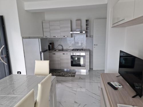Kuchyň nebo kuchyňský kout v ubytování Gioiosa Marea, Capo Calavà - Splendido appartamento con vista mozzafiato