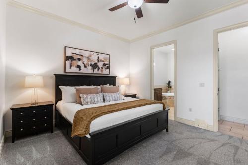 een slaapkamer met een groot bed en een plafondventilator bij Top-Floor Desert Oasis - Balcony Fireplace Jacuzzi in Washington