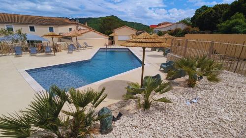 Bazén v ubytování Hotel Restaurant Les Chataigniers nebo v jeho okolí