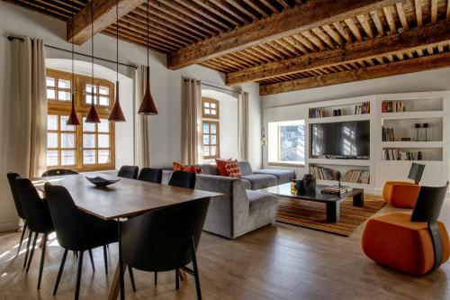 un salon avec une table et un canapé dans l'établissement le prieuré, à Vals-les-Bains