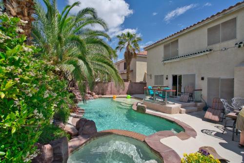una piscina en medio de un patio en home suite in perfect location, en Las Vegas