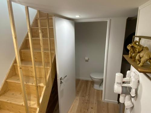 La salle de bains est pourvue d'un escalier menant à des toilettes. dans l'établissement Chez Valentine, à Nice