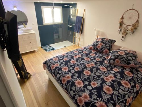 une chambre avec un lit, une commode et un miroir dans l'établissement Chez Valentine, à Nice