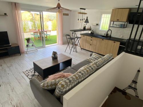 un salon avec un canapé et une cuisine dans l'établissement Chez Valentine, à Nice