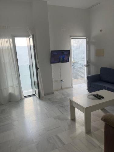 a living room with a couch and a table at Vente pa Jere in Jerez de la Frontera