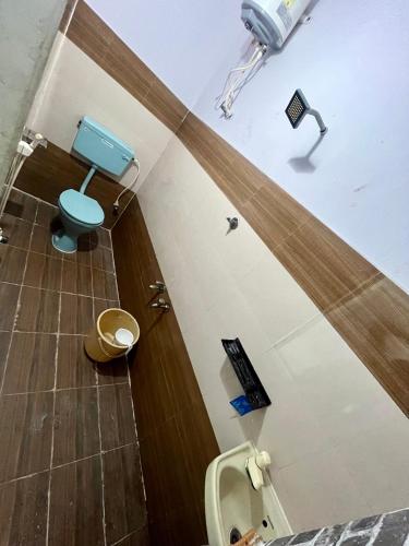KālapettaiにあるThe costal Casaのバスルーム(青いトイレ、シンク付)