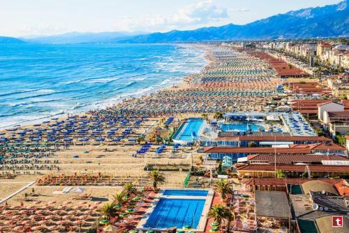an aerial view of a beach with umbrellas and the ocean at I Levrieri in Torre del Lago Puccini