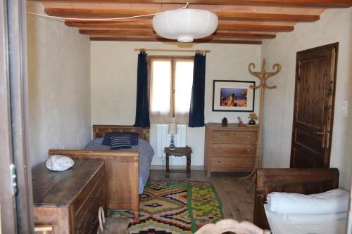 une chambre avec un lit, une commode et une fenêtre dans l'établissement La maison basse, à Entrechaux
