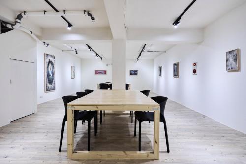 ein Konferenzraum mit einem Tisch und Stühlen in einer Galerie in der Unterkunft Shanmian Unmanned Hotel in Jiaoxi