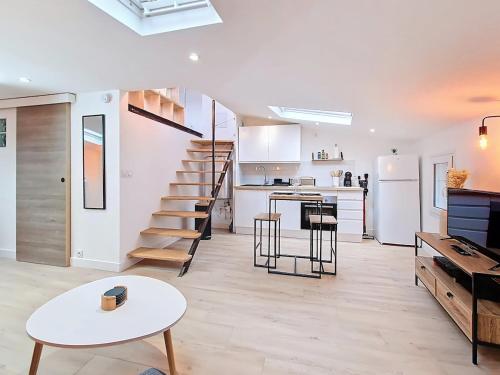 Il comprend une cuisine et un salon avec un escalier en colimaçon. dans l'établissement Appartement Cosy en plein cœur du village, à Lorgues