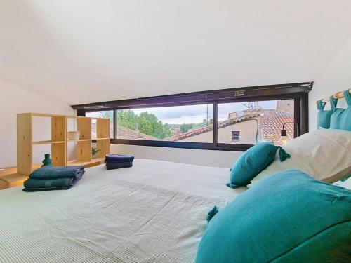 - une grande chambre avec une grande fenêtre et un grand lit dans l'établissement Appartement Cosy en plein cœur du village, à Lorgues