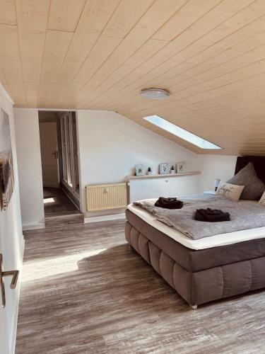 a bedroom with a large bed with a ceiling at Ferienwohnung Dreiflüsse in Hannoversch Münden