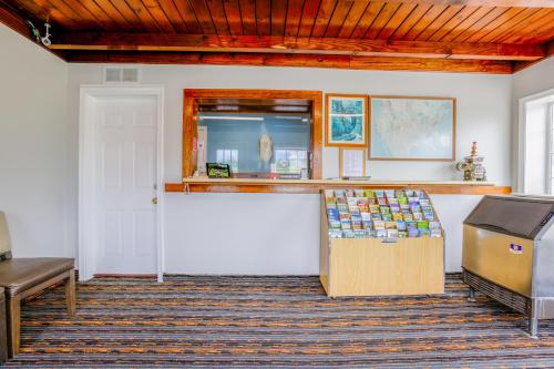 Χώρος καθιστικού στο Budget Inn By OYO Natural Bridge I-81