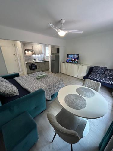un salon avec une table et un canapé dans l'établissement Grand Studio Lumineux et Fonctionnel 4 couchages Gare routière, à Menton