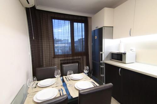 a kitchen with a table and chairs and a kitchen with a table and chairsktop at Parkzicht Gent in Ghent
