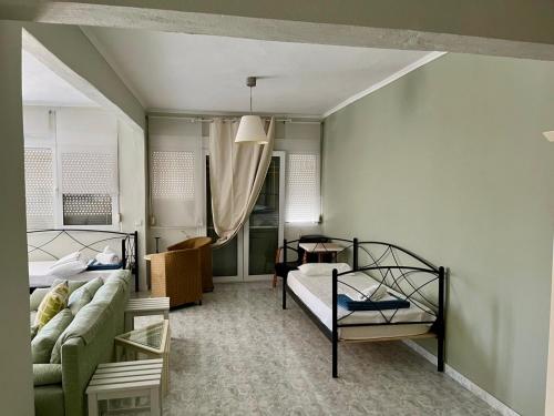 Postel nebo postele na pokoji v ubytování PELEKAN rooms and apartments afroditi 31