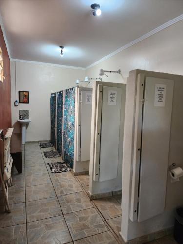 eine Reihe von Toilettenkabinen in einem Raum in der Unterkunft Cabana Hostel Eco Park in São Pedro