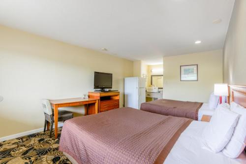 Μια τηλεόραση ή/και κέντρο ψυχαγωγίας στο Budget Inn By OYO Natural Bridge I-81