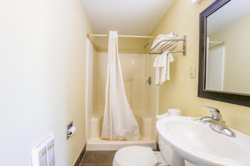 Ένα μπάνιο στο Budget Inn By OYO Natural Bridge I-81