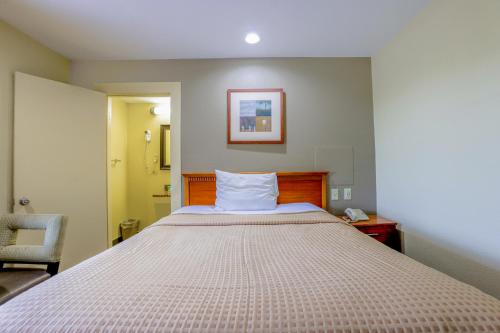 Ένα ή περισσότερα κρεβάτια σε δωμάτιο στο Budget Inn By OYO Natural Bridge I-81