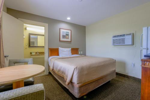 Ένα ή περισσότερα κρεβάτια σε δωμάτιο στο Budget Inn By OYO Natural Bridge I-81