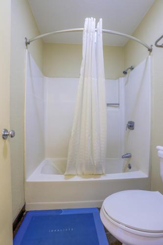 Ένα μπάνιο στο Budget Inn By OYO Natural Bridge I-81