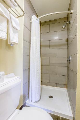 Ένα μπάνιο στο Budget Inn By OYO Natural Bridge I-81