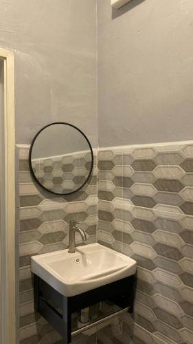 Ένα μπάνιο στο Noor Muhammad Roomstay
