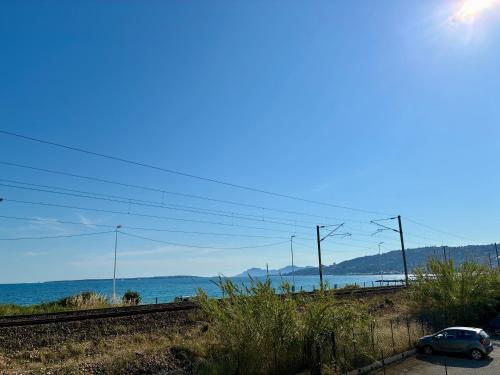 JUAN - PLAGES - PARKING Privé - TERRASSE VUE MER