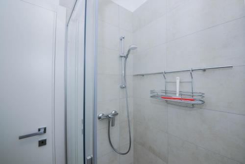 a shower in a bathroom with a glass door at Domus Garda Relax in Garda