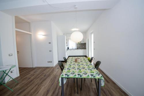 a dining room with a table and chairs at Domus Garda Relax in Garda