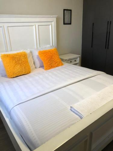 Postel nebo postele na pokoji v ubytování Indesign makumbi Apartment