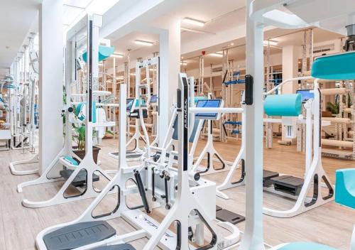 un gimnasio con cintas de correr y elípticas en Sierra Blanca Resort Art of Healing, en Marbella