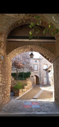 une arche en pierre avec une entrée dans un bâtiment dans l'établissement Ô banc de la vigne, à Fabrezan