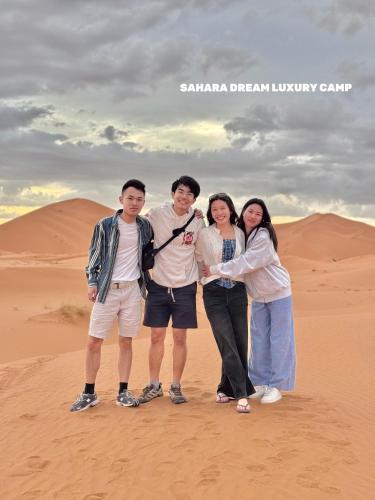Επισκέπτες που μένουν στο Sahara Dream luxury Camp