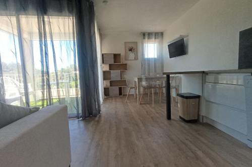 un salon avec un canapé et une table avec une télévision dans l'établissement Naturiste Cap d'Agde Natura Beach 113, au Cap d'Agde