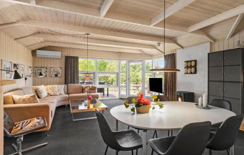 Posezení v ubytování Holiday Home Mads Madsens Vænge Børkop Xi