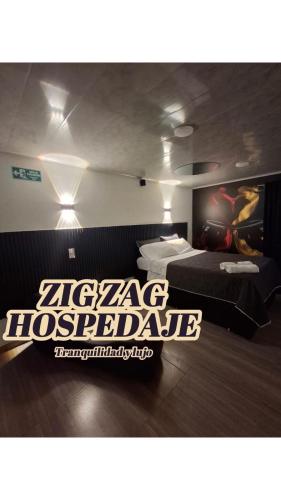 a room with a bed with a sign that reads king residence at ZIG ZAG Hospedaje in Tocancipá