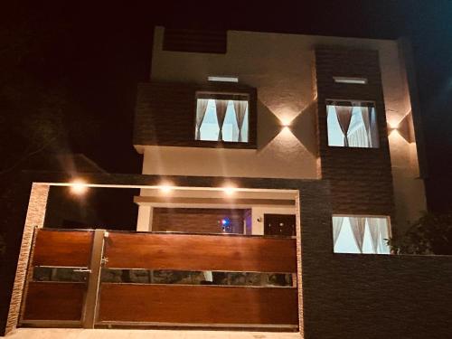 Φωτογραφία από το άλμπουμ του Rooftop Hill View Room - GLENVILLE Holiday Villa σε Nandi