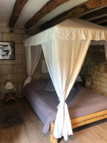 - une chambre avec 2 lits à baldaquin dans l'établissement Le Clos de La Chapelle - Gîte Les Glycines, à La Chapelle-sur-Loire