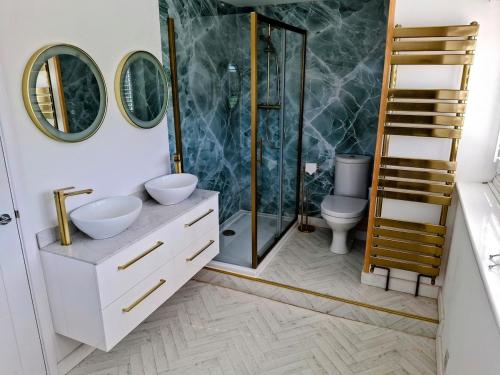 Koupelna v ubytování Modern townhouse with easy access to London