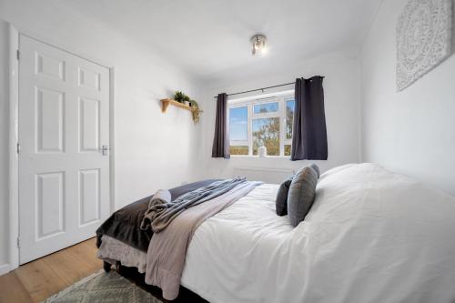 Giường trong phòng chung tại Chic Colchester Flat