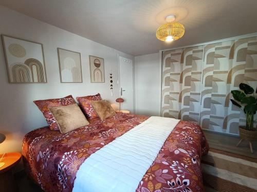una camera da letto con un letto grande con cuscini sopra di Maison de pêcheur à 900 mètres de la plage de Malo a Dunkerque