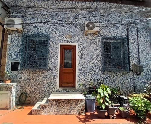 a house with a door and a porch with plants at Casa inteira próxima ao Maracanã e ao Metrô Saens Pena in Rio de Janeiro