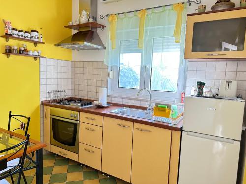Η κουζίνα ή μικρή κουζίνα στο Apartments - Rooms VESNA