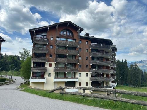 un grand bâtiment sur le côté d'une route dans l'établissement Duplex 2 étoiles aux pieds des pistes avec balcon, parking et équipement complet - FR-1-642-19, à Morillon