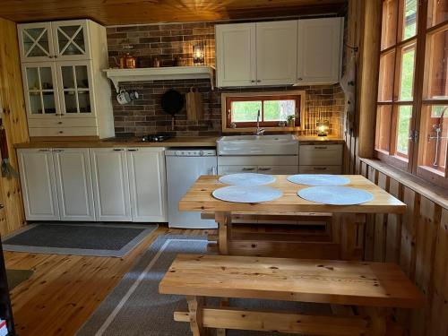 Kuchyň nebo kuchyňský kout v ubytování Hölmölä