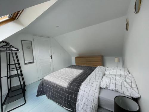 - une petite chambre avec un lit et une échelle dans l'établissement Appart 2 à croix, à Croix