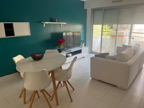 un salon avec un canapé, une table et des chaises dans l'établissement Charming two-room with garage, à Menton