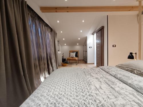 Un dormitorio con una cama grande con una ventana grande. en Luxury New Blue moon, en Poreč